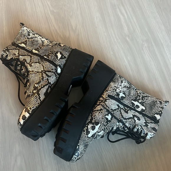 Snake skin boots - Picture 3 of 4